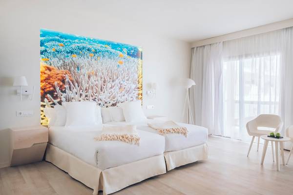 Doppelbettzimmer im Iberostar Selection Fuerteventura Palace mit Meereslebenswand und großen Fenstern.