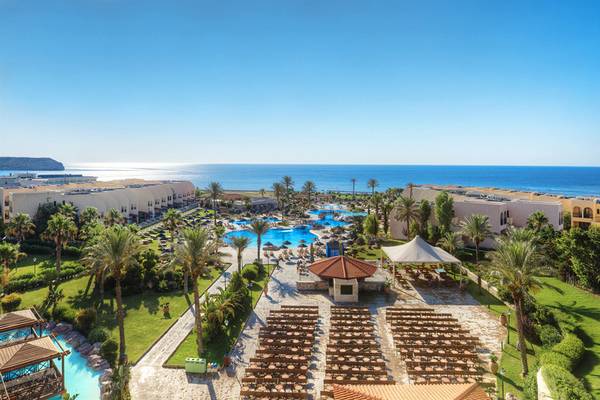 Luftaufnahme des Atlantica Aegean Blue Resorts mit Swimmingpool und Blick aufs Meer.