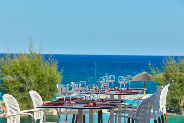 Meerblick-Tisch auf der Terrasse des Atlantica Aegean Blue Resorts