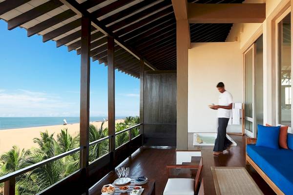 Jetwing Blue Hotel Balkon mit Meerblick und Frühstückstisch im Freien.