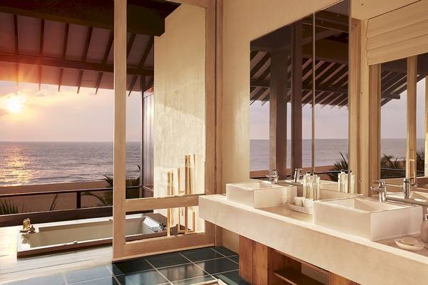 Badezimmer des Jetwing Blue Hotels mit Blick auf das Meer und den Sonnenuntergang.