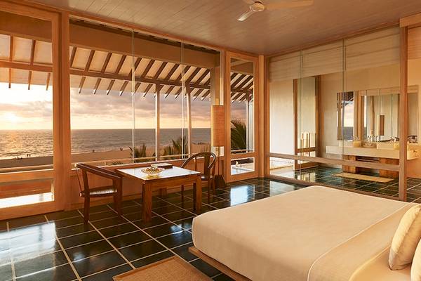 Innenansicht eines Zimmers im Jetwing Blue Hotel mit Blick auf das Meer.