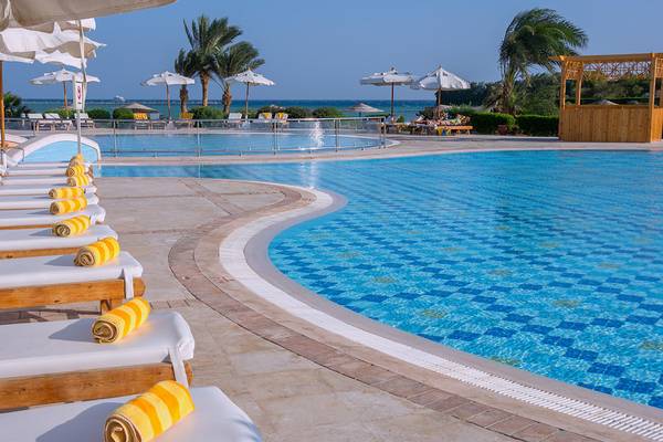 Außenpool mit Liegen und Sonnenschirmen im Chedi El Gouna Hotel