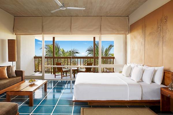 Schlafzimmer im Jetwing Blue Hotel mit Terrasse und Meerblick