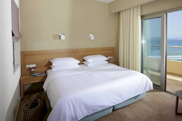 Ein elegantes Hotelzimmer im Almira Hotel mit Blick auf das Meer.