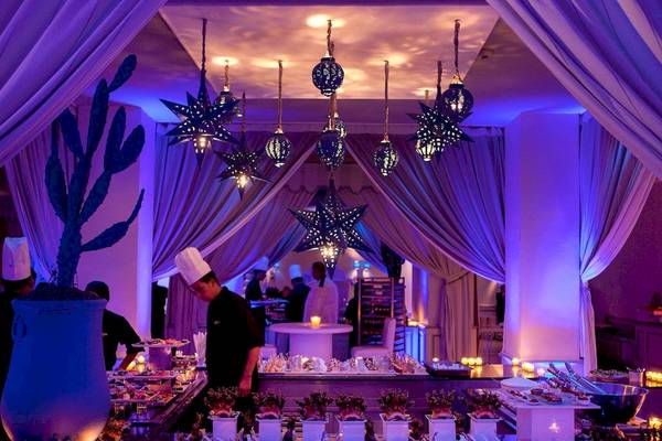 Buffet im Sofitel Marrakech Lounge & Spa mit Käsesänten, Kerzen und Dekor.