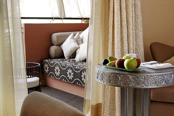 Innenansicht des Sofitel Marrakech Lounge & Spa mit einem Sofa, Tisch und Obst.