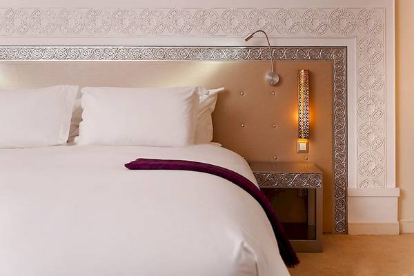 Hotelzimmer im Sofitel Marrakech Lounge & Spa mit Bett, Kopfteil und Nachttisch