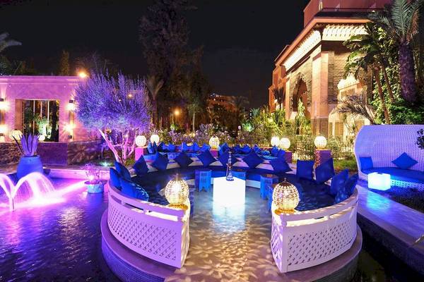 Außenbereich des Sofitel Marrakech Lounge & Spa bei Nacht mit blauen Beleuchtung und Wasserfontäne