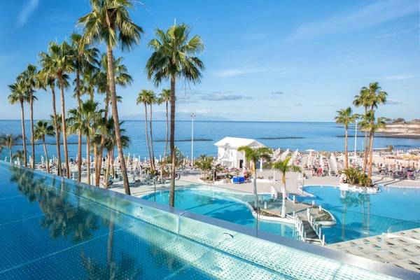 Außenpool des Guayarmina Princess Hotels mit Blick auf das Meer und Palmen