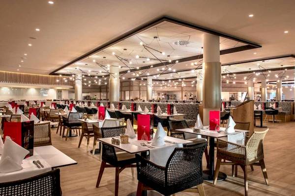 Innenansicht des Restaurants des Guayarmina Princess Hotels mit gedeckten Tischen und Stühlen.