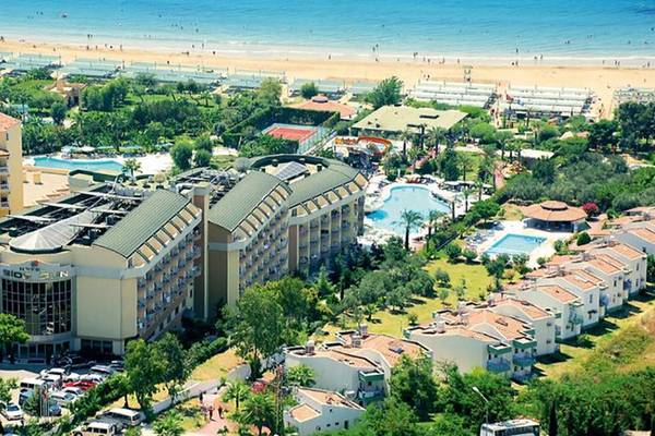 Luftaufnahme des Side Sun Hotels mit Blick auf den Strand und den Poolbereich