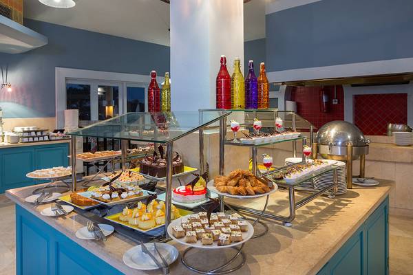 Buffettisch im Chedi El Gouna mit verschiedenen Desserts und Kuchen.