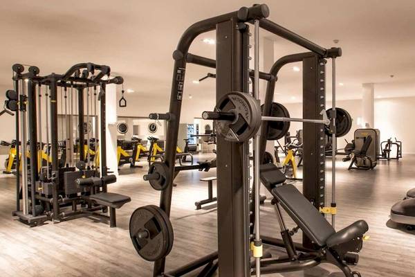 Fitnessstudio im Guayarmina Princess Hotel mit verschiedenen Trainingsgeräten und Laufbändern