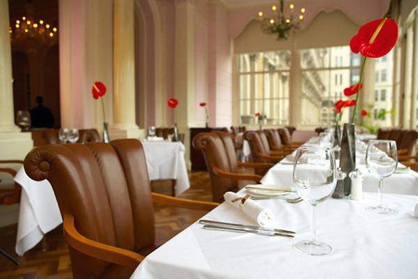 Restaurant des Clermont Hotel Charing Cross mit braunen Lederstühlen und weißen Tischdecken.