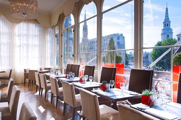 Innenansicht des Restaurants im Clermont Hotel, Charing Cross, mit Blick auf die Londoner Skyline.
