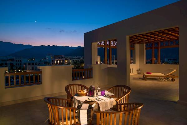 Abendessen auf der Terrasse des Sifawy Boutique Hotels mit Blick auf die Berge.