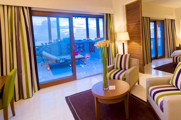 Innenansicht einer Suite im Sifawy Boutique Hotel mit Balkon, Schlafzimmer und Wohnzimmer.