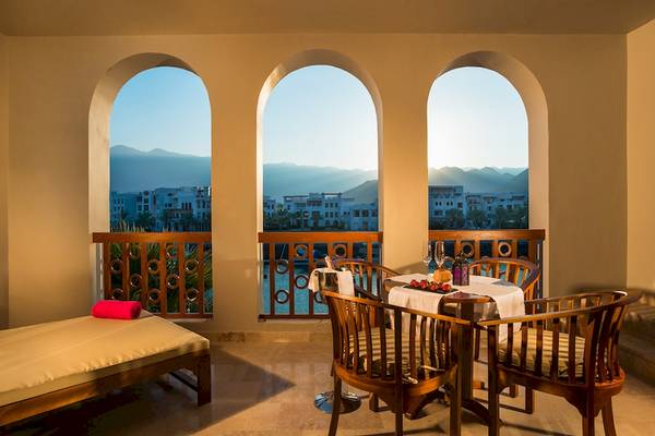 Balkon-Ansicht des Sifawy Boutique Hotels mit Blick auf die Stadt und Berge.