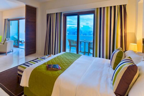 Schlafzimmer im Sifawy Boutique Hotel mit großem Bett, Balkon und Stadtblick.