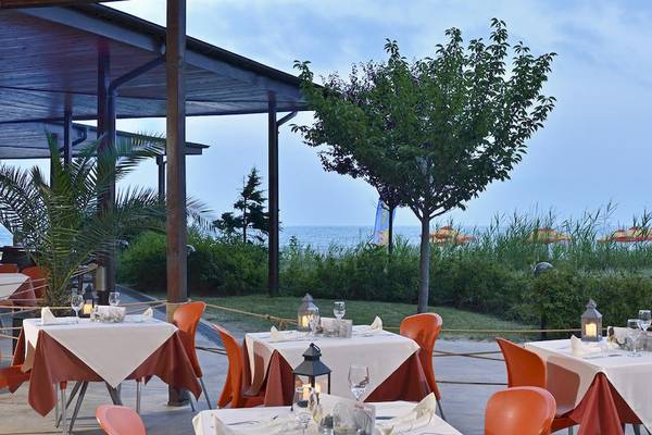 Außenbereich des Sol Luna Bay All Inclusive Restaurants mit Blick auf das Meer.