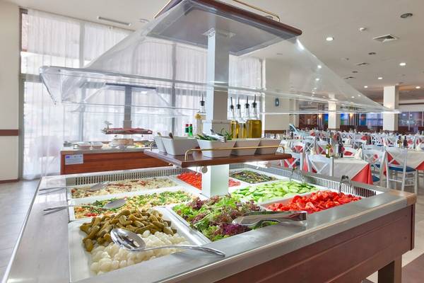 Buffet im Sol Luna Bay All Inclusive Hotel mit verschiedenen Salaten und Beilagen.