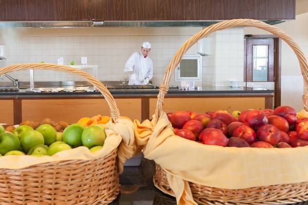 Obstkörbe im Restaurant des Sol Luna Bay All Inclusive Hotels mit verschiedenen Früchten.