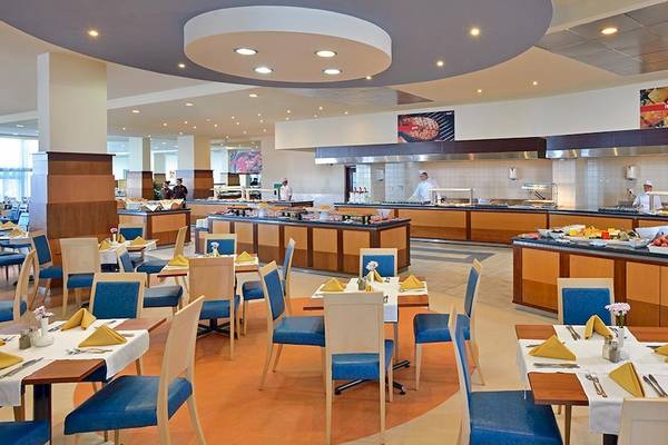Innenansicht des Restaurants im Sol Luna Bay All Inclusive Hotel mit gedeckten Tischen und Buffet.