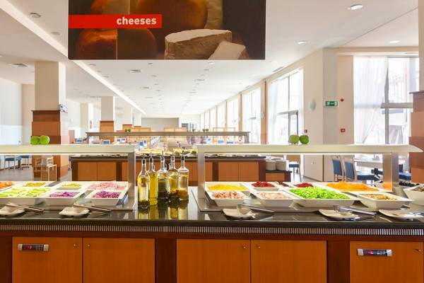Buffetbereich im Sol Luna Bay All Inclusive Hotel mit Käse- und Gemüseauswahl.