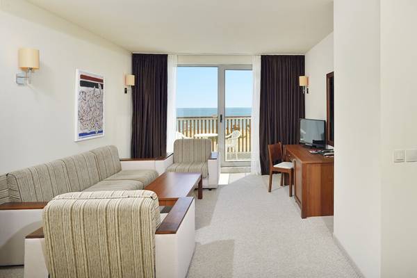 Innenansicht des Sol Luna Bay All Inclusive Hotels mit Blick auf das Meer von der Terrasse.