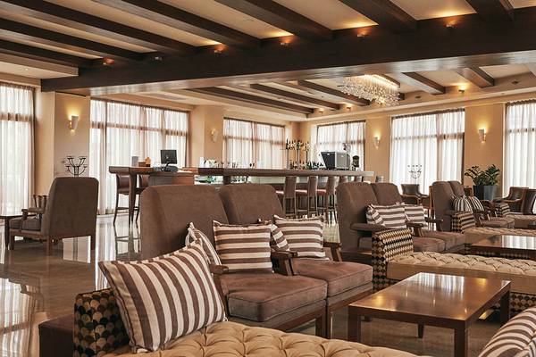 Lobby des Giannoulis Cavo Spada Sports & Leisure Resorts mit Sofas, Tischen und einer Theke