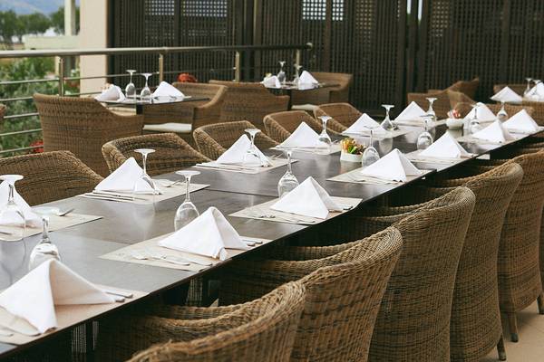 Gedeckter Essenstisch im Hotel Giannoulis Cavo Spada Sports & Leisure Resort.
