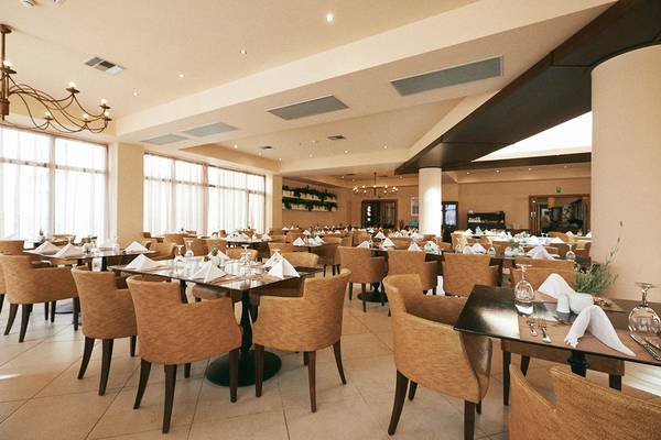 Restaurant im Giannoulis Cavo Spada Sports & Leisure Resort mit gedeckten Tischen und Stühlen.
