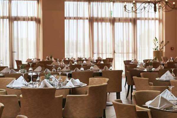Restaurant des Giannoulis Cavo Spada Sports & Leisure Resort mit gedeckten Tischen und Stühlen.