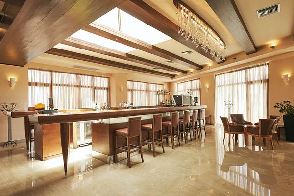 Bar im Giannoulis Cavo Spada Sports & Leisure Resort mit Theke, Stühlen und Tisch.