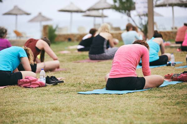 Yoga-Kurs im Giannoulis Cavo Spada Resort mit mehreren Frauen auf Yogamatten.