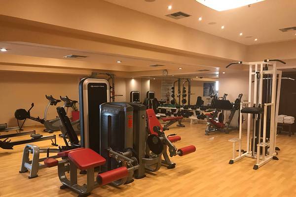 Fitnessstudio im Giannoulis Cavo Spada Sports & Leisure Resort mit verschiedenen Trainingsgeräten.