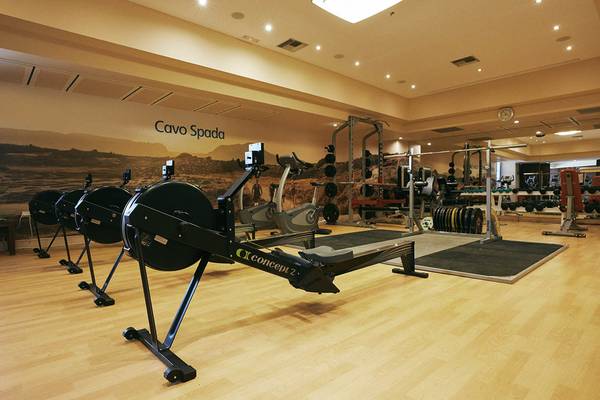 Fitnessstudio im Giannoulis Cavo Spada Sports & Leisure Resort mit Rudergeräten und Krafttrainingsausrüstung.