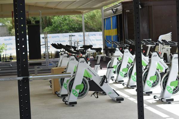 Im Giannoulis Cavo Spada Fitnessbereich sind mehrere grüne und weiße Fahrräder aufgestellt.