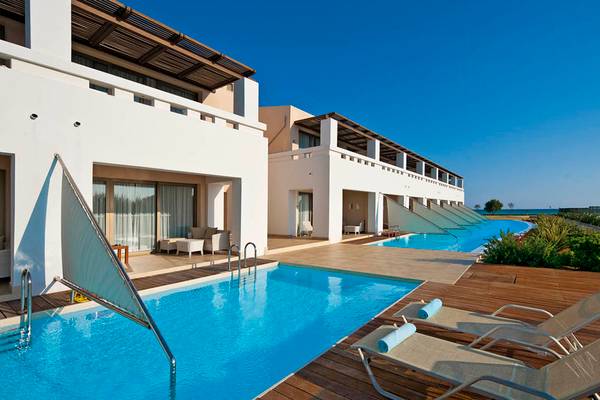 Außenpool des Giannoulis Cavo Spada Sports & Leisure Resorts mit Loungestühlen und Sonnenschirm