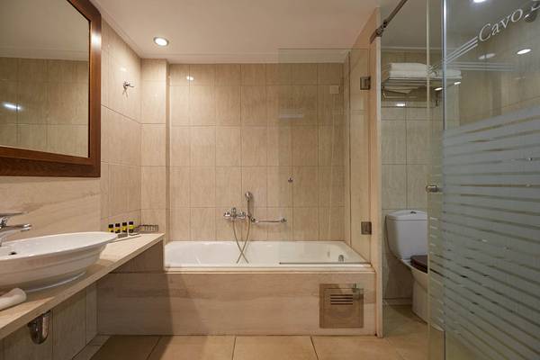 Badezimmer im Giannoulis Cavo Spada Sports & Leisure Resort mit Badewanne, Dusche und Toilette