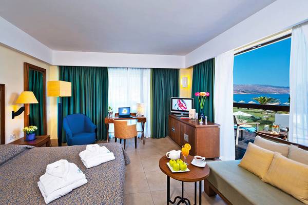 Innenansicht eines Hotelzimmers im Giannoulis Cavo Spada Sports & Leisure Resort mit Blick auf den Ozean.