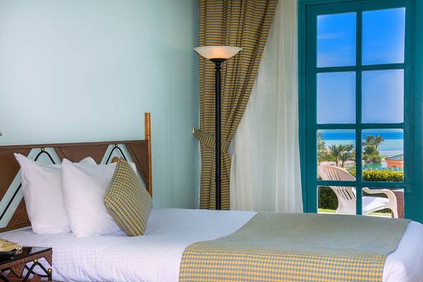 Zimmer im Chedi El Gouna Hotel mit Blick auf das Meer und eine Terrasse.