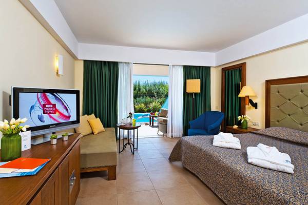 Hotelzimmer im Giannoulis Cavo Spada Sports & Leisure Resort mit Fernseher, Poolblick und bequemen Möbeln.