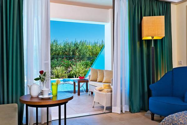 Innenansicht eines Zimmers im Giannoulis Cavo Spada Sports & Leisure Resort Hotel mit Swimmingpoolblick.