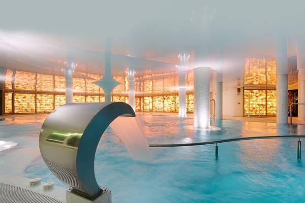 Innenansicht des Spa-Pools im Bull Costa Canaria Hotel mit Wasserfall und goldenen Wänden