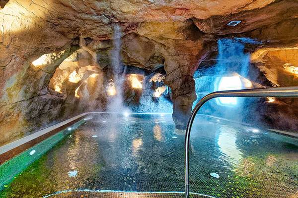 Schwimmbecken im Bull Costa Canaria & Spa Hotel mit Wasserfall und felsiger Umgebung