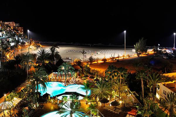 Nachtansicht des Bull Costa Canaria & Spa Hotels mit Swimmingpool und beleuchtetem Strand