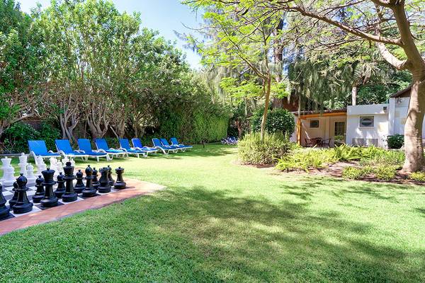 Im Garten des Bull Costa Canaria Hotels steht ein Schachspiel auf dem Rasen.