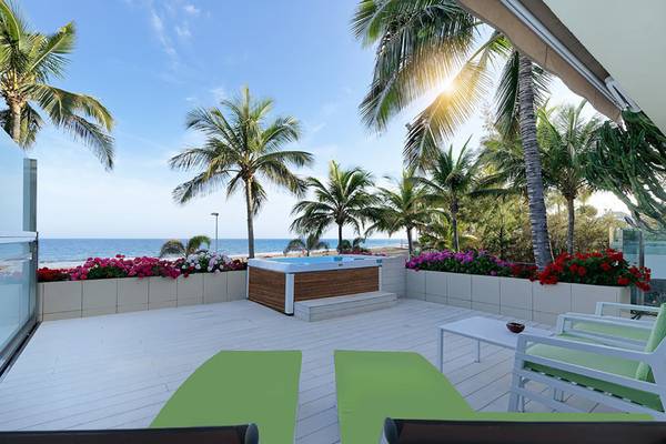 Terrasse mit Jacuzzi im Bull Costa Canaria & Spa Hotel mit Blick auf den Ozean